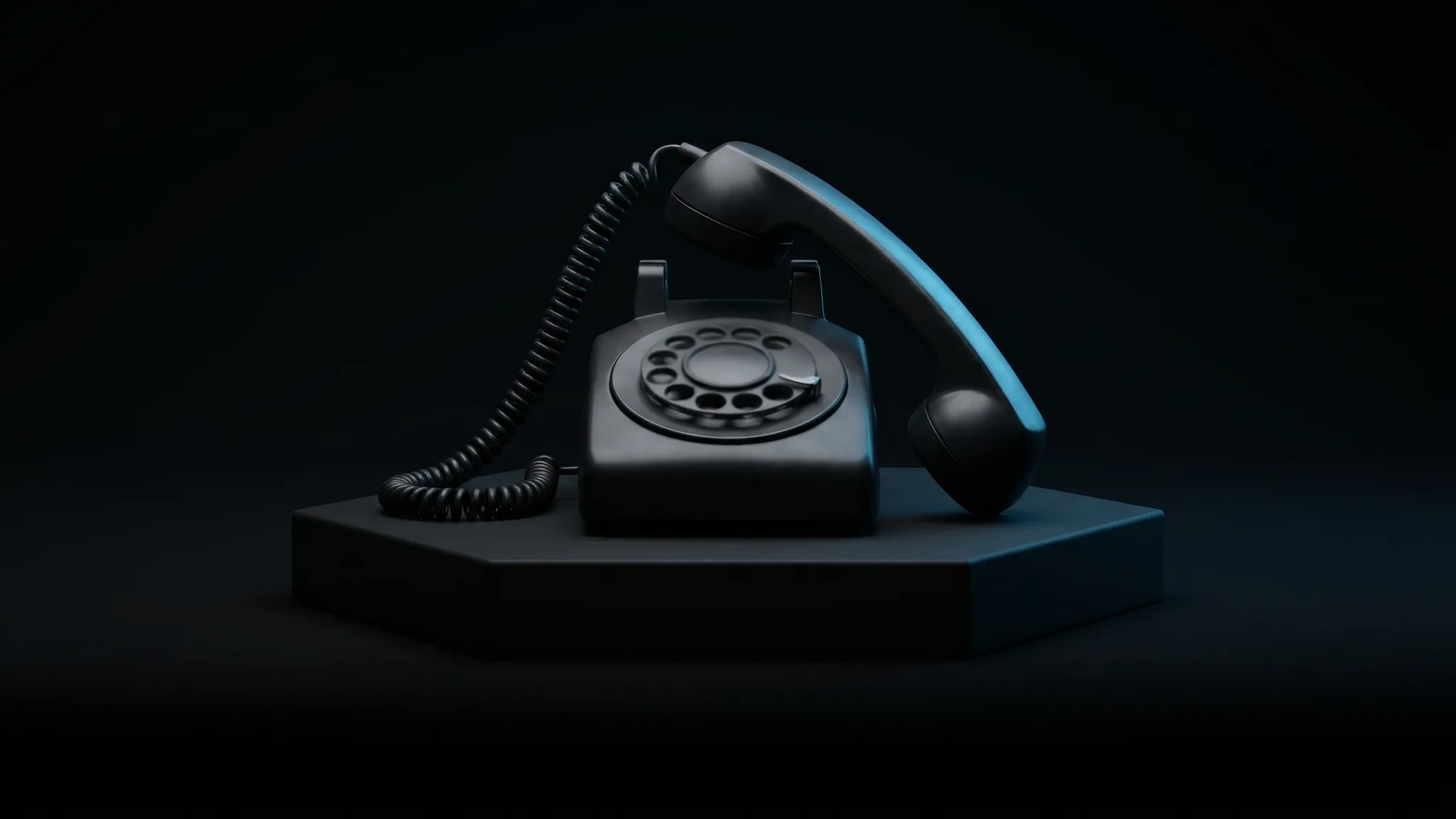 Czarny telefon z tarczą, ze słuchawką zdjętą z widełek i odłożoną obok.